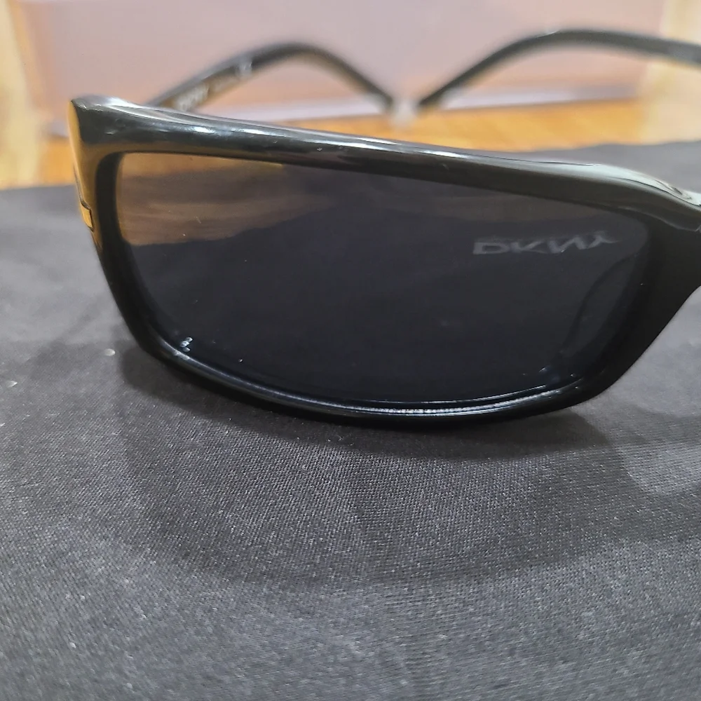 🕶 DKNY Designer Women's Black Sunglasses with Hard Case & Cleaning Cloth